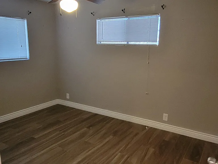 1421 S 108th Ave — Photo 10