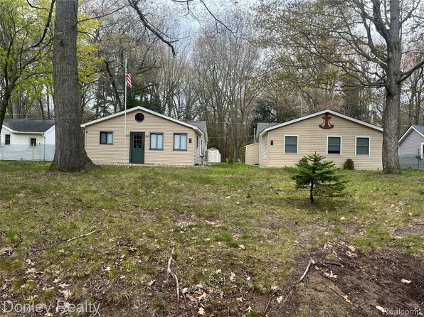 977 Port Austin Rd, Port Austin, MI 48467