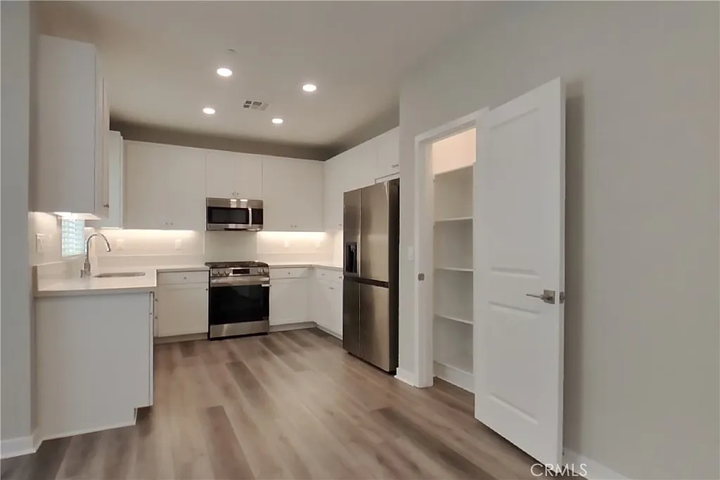 3 bed, 2.5 bath, 1457 sqft, $3,199 — Photo 3