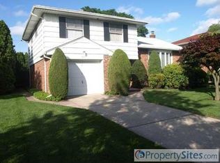 647 Edgewood Dr, Westbury, NY 11590