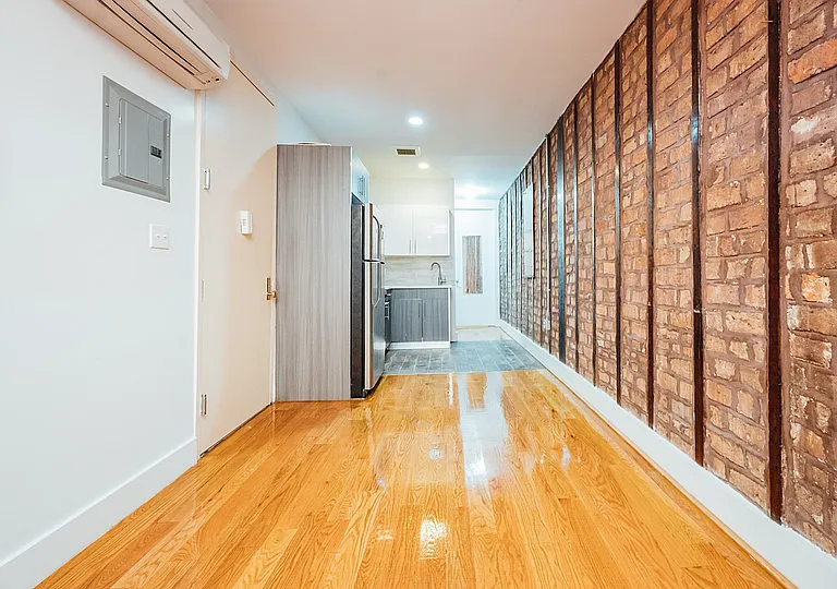 31 Montrose Ave #2M — Photo 3