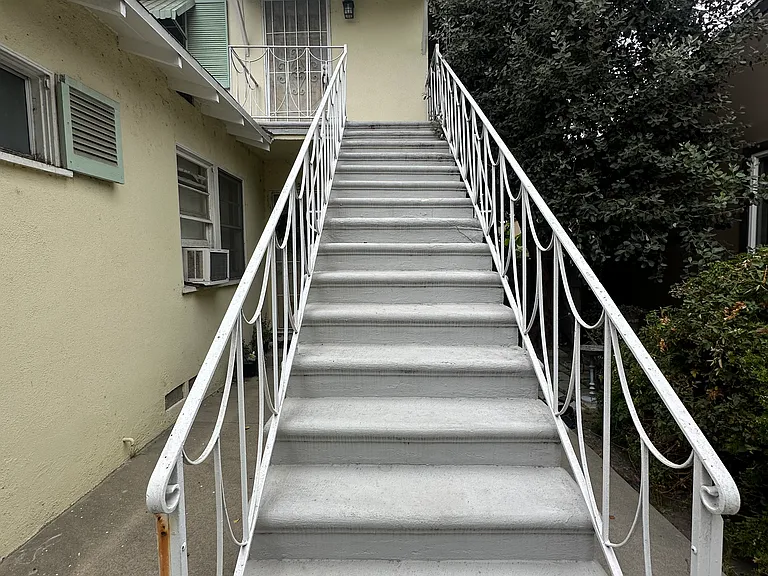 331 W Alameda Ave #C — Photo 2