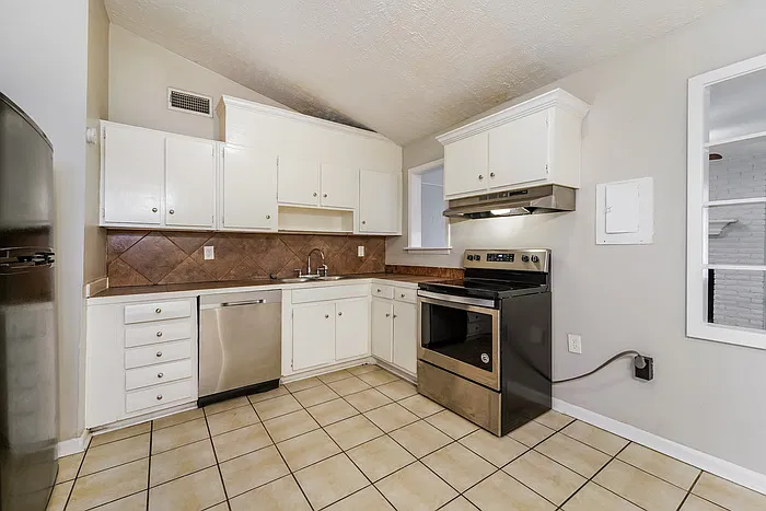 3 bed, 1.5 bath, 1311 sqft, $1,595 — Photo 4