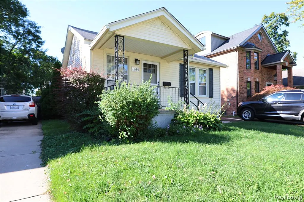 2 bed, 1.0 bath, 708 sqft, $1,800 — Photo 2
