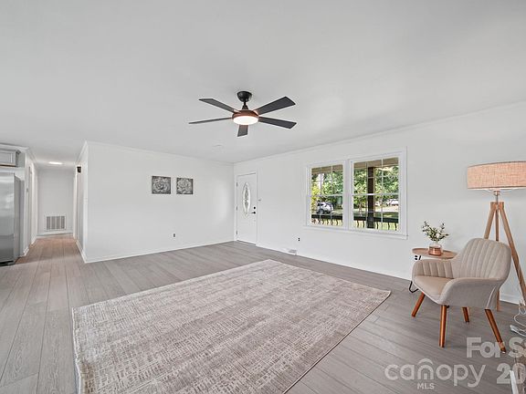 4th image of 109 Colonial Dr