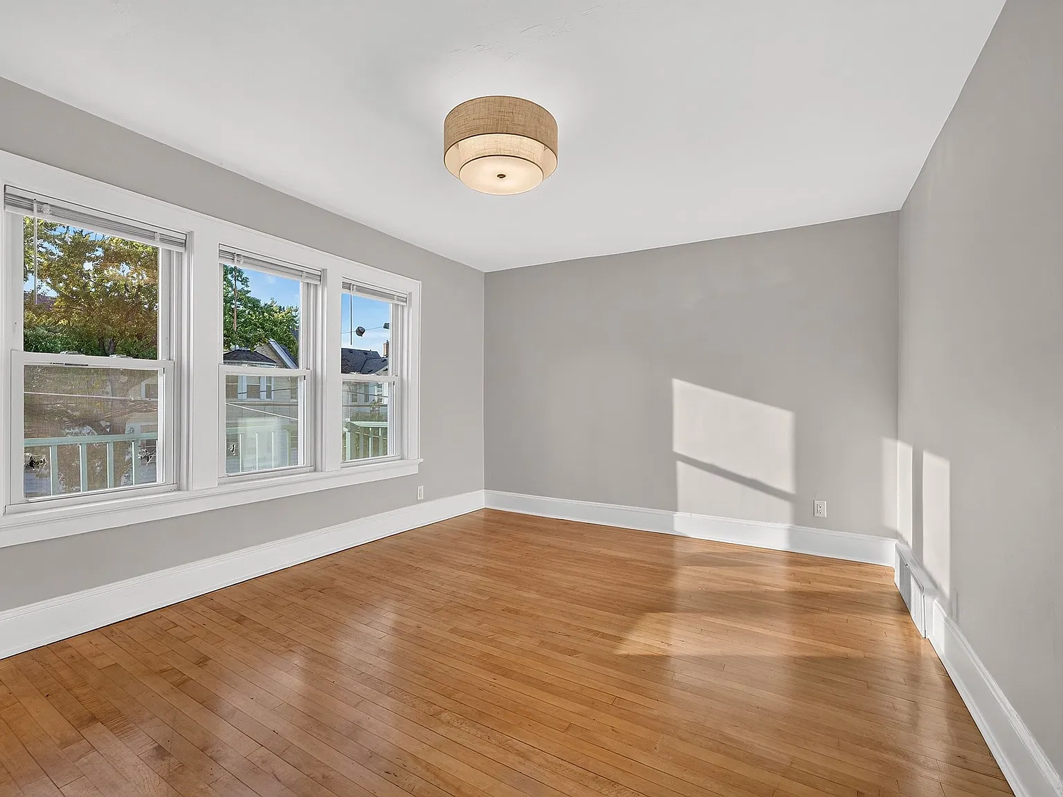 Beautifully Renovated 2-Bedroom Flat Near Brady Street! — Photo 4