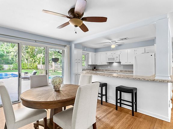 4th image of 151 Bay Ave E