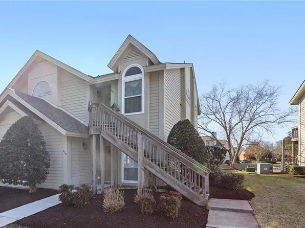 461 E Lake Cir, Chesapeake, VA 23322