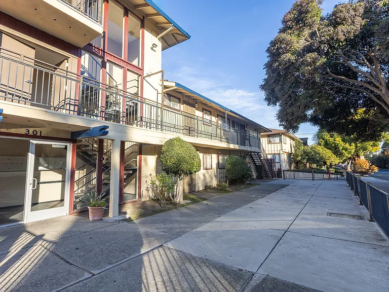 301 E Okeefe St — Photo 31
