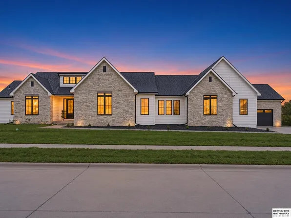 22106 Hackberry Cir, Gretna, NE 68028