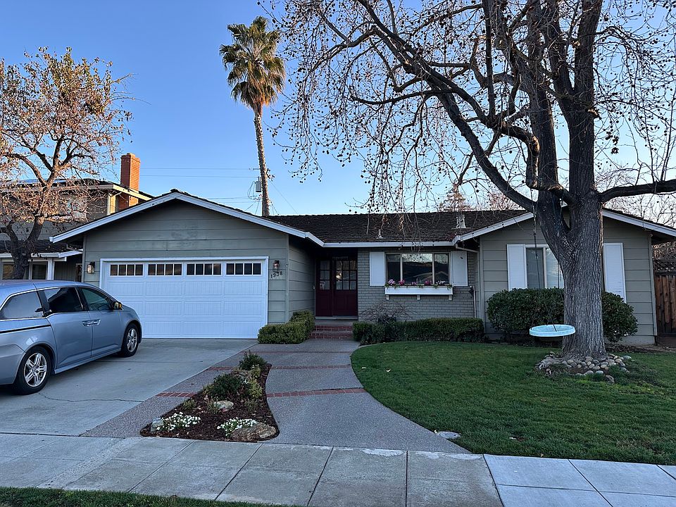 Corner house with large lot, great neighbors - brand new garage door. Walking distance from Bagby Elementary and Price Middle school. HS: Branham. You can also apply to Steindorf STEAM school from this house (Charter School)