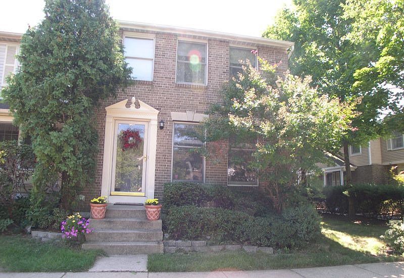 BRIGHT,SPACIOUS BRICK FRONT END UNIT TH