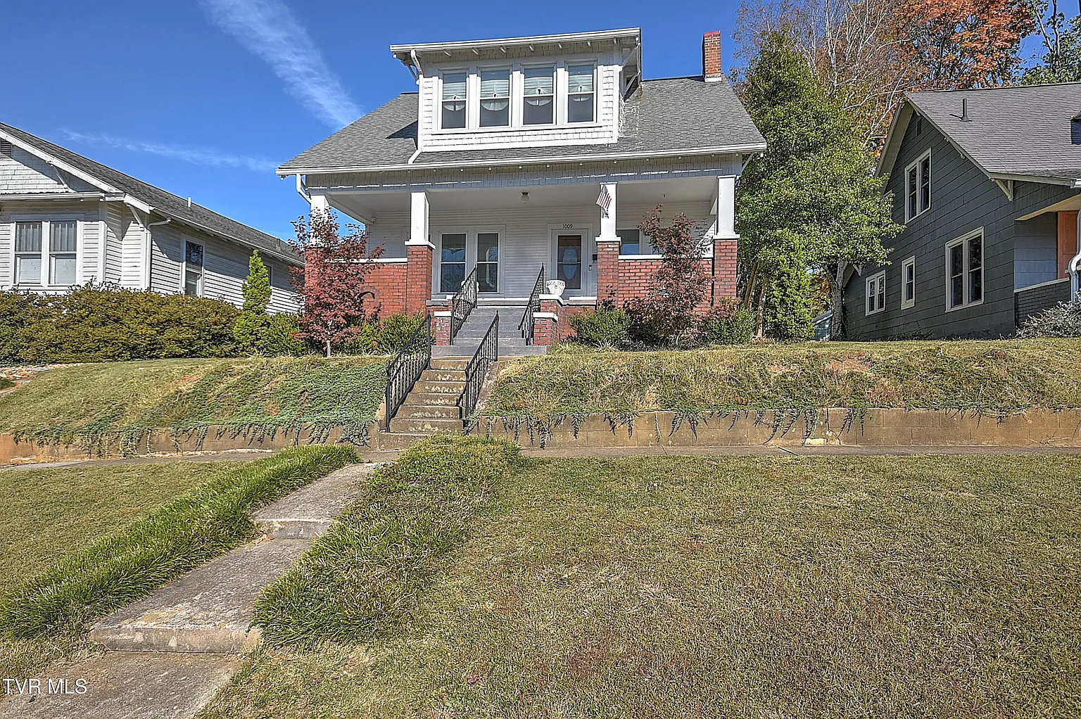 1009 Lawrence Ave photo 1