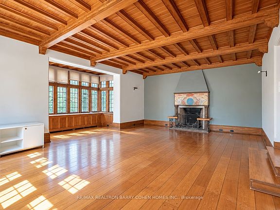 4th image of 372 Old Yonge St