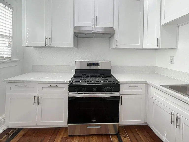 Leeward Apartments — Photo 7