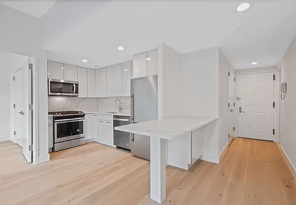4th image of 116-24 Grosvenor Ln #2B