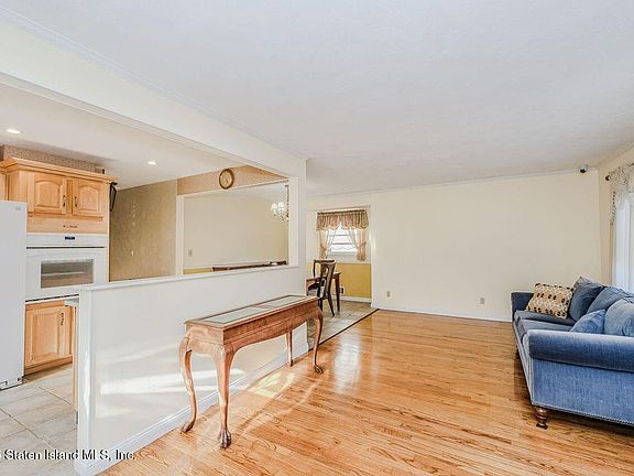4th image of 223 Amber St