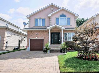 90 Barrymore Blvd, Franklin Square, NY 11010