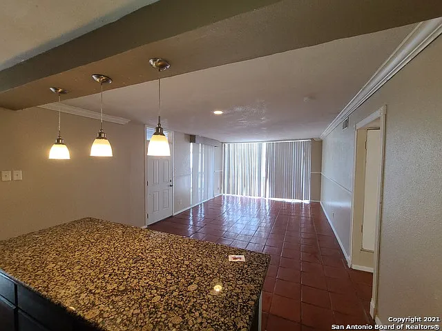 2 bed, 1.0 bath, 825 sqft, $1,050 — Photo 2