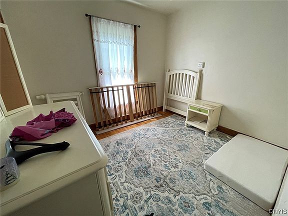 4th image of 409 Douglas St