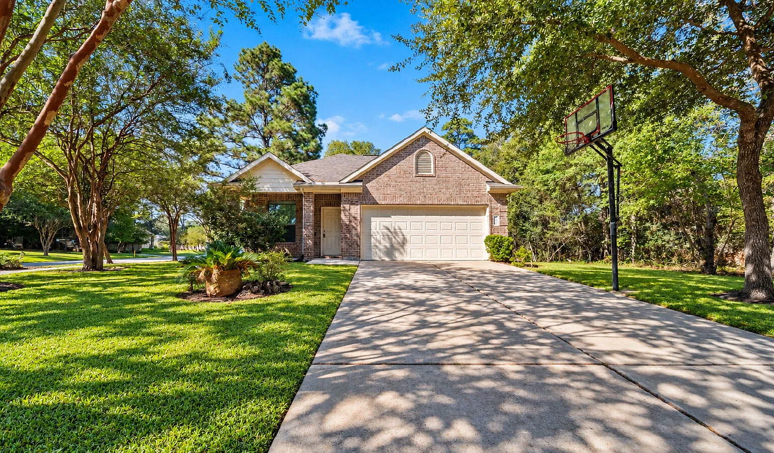 3 bed, 2.0 bath, 1589 sqft, $2,050 — Photo 1