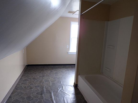 2nd image of 423 18th St #3