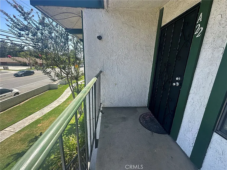 1735 E Washington St — Photo 2