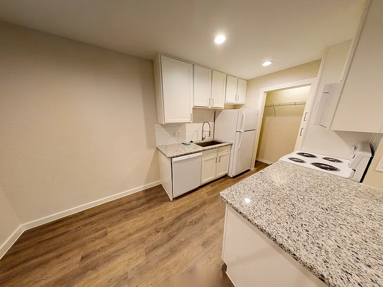 Midtown Apartments — Photo 36