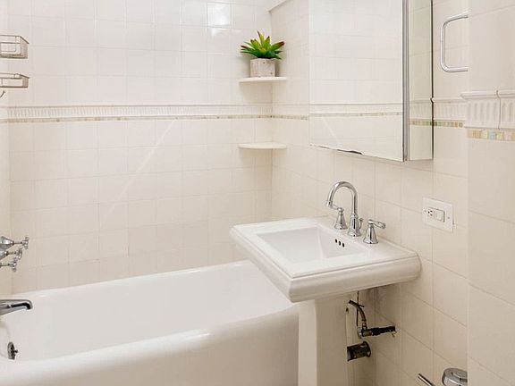 4th image of 25 Tudor City Pl APT 2015