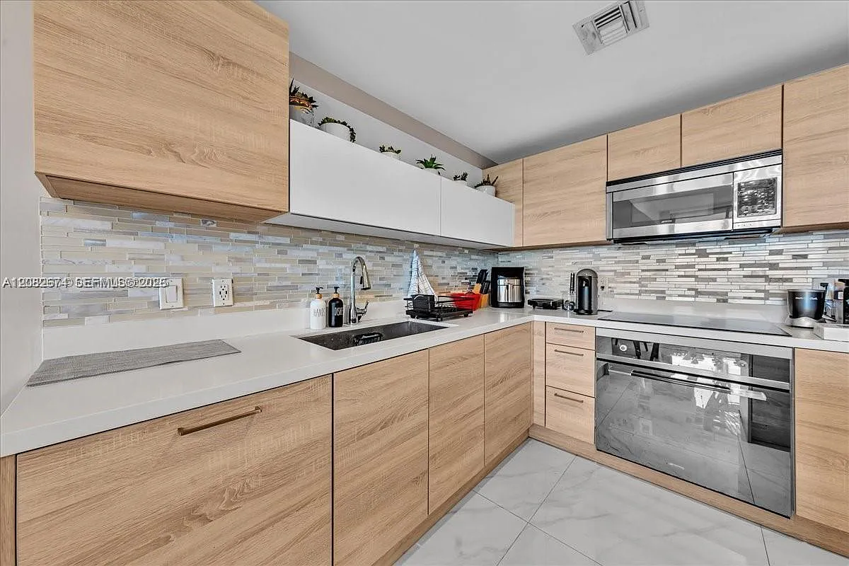 The Harbour North Condo — Photo 4
