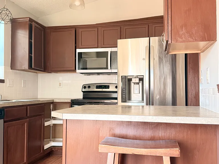 2117 S Rogers Cir — Photo 3
