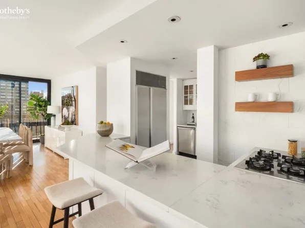 330 East 75th Street image 6 of 19