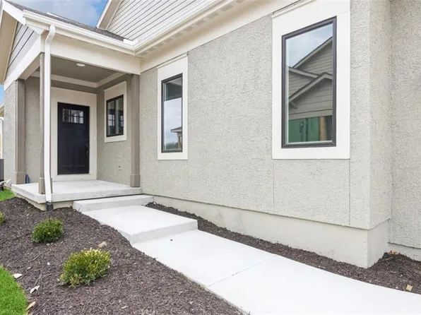 11417 S Waterford Dr, Olathe, KS 66061