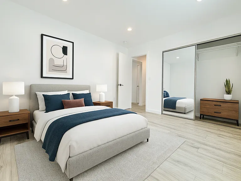 566 N Kenmore Ave #3 — Photo 3