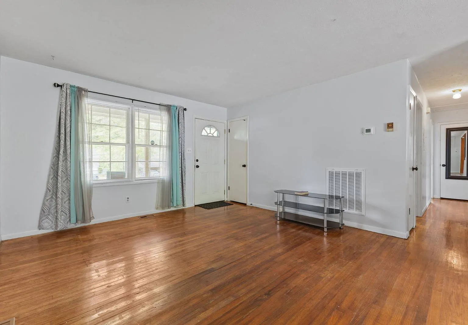 3 bed, 1.5 bath, 1044 sqft, $1,500 — Photo 4