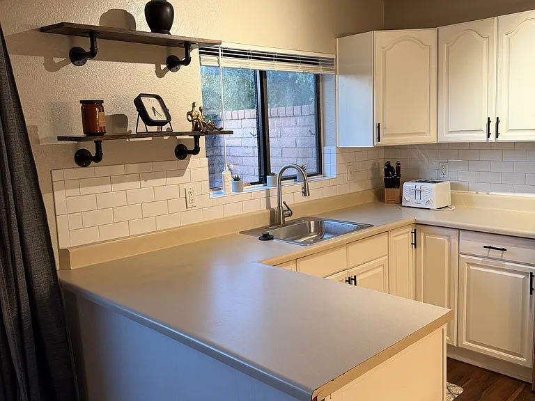 1033 W Laguna Dr — Photo 4