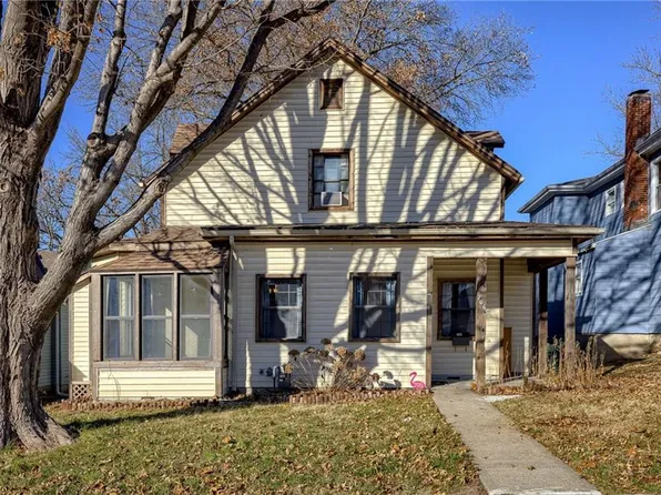 706 Chestnut St, Leavenworth, KS 66048