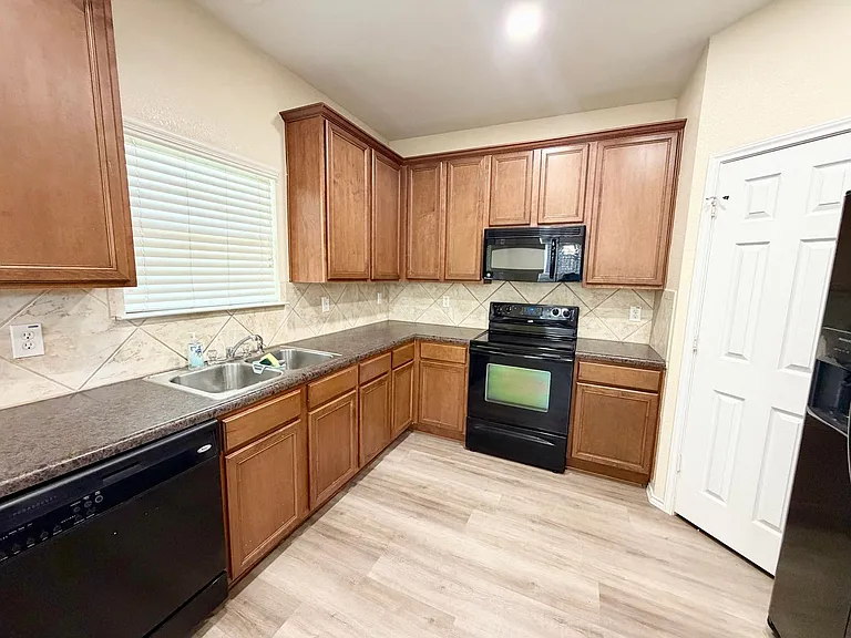 6404 Mundo Dr — Photo 5