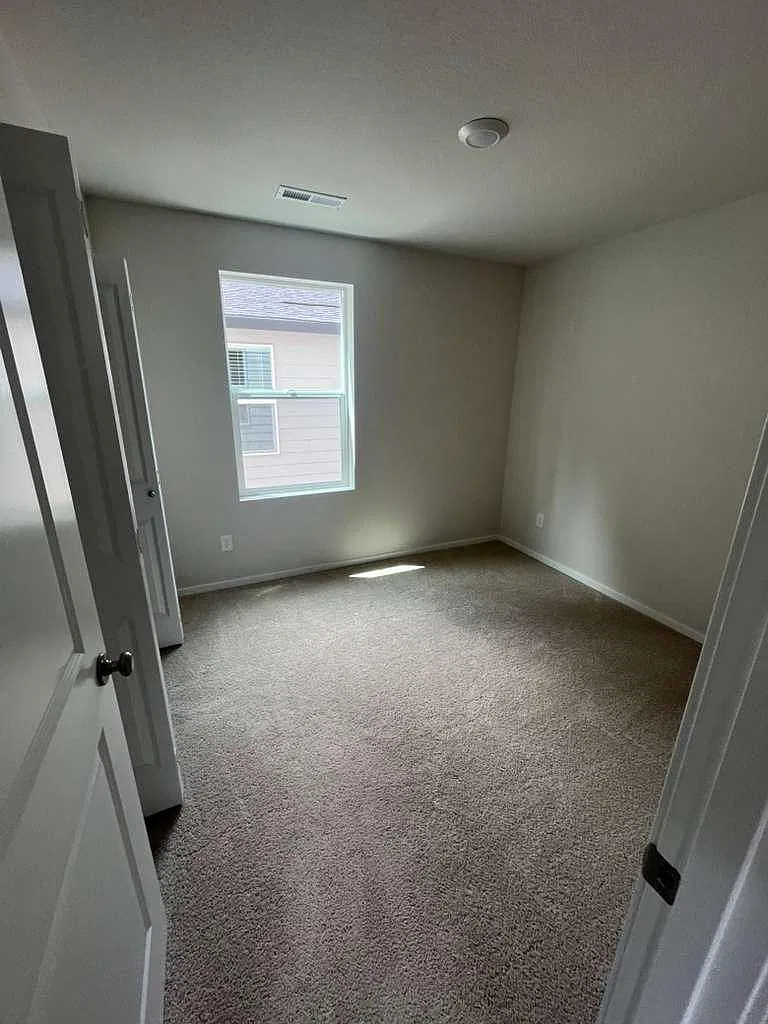4 bed, 1484 sqft, $2,100 — Photo 4
