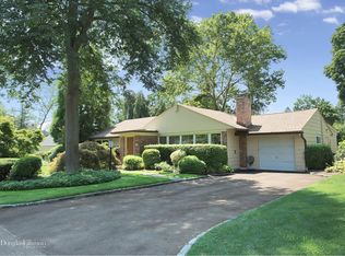 25 Oakdale Ln, Roslyn Heights, NY 11577