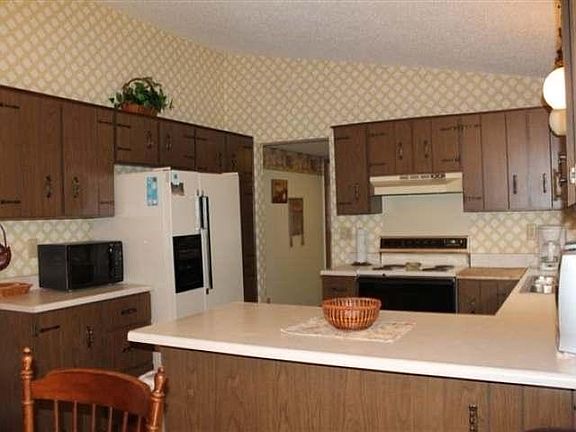 4th image of 7980 Forest Dr