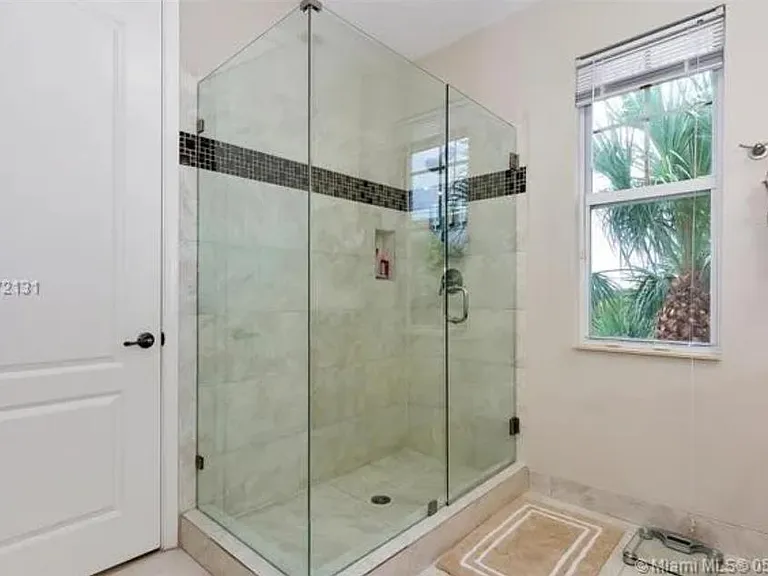 583 NW 35th Pl — Photo 12