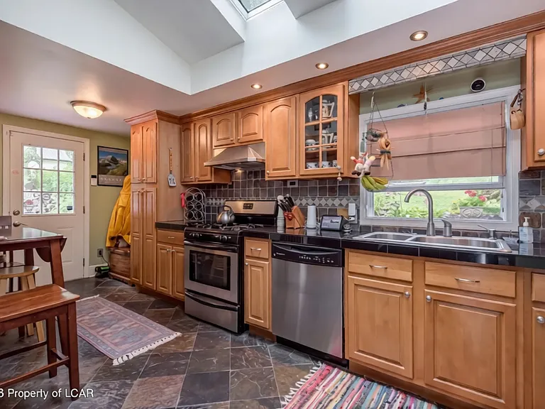 10 Lewis Ave — Photo 8