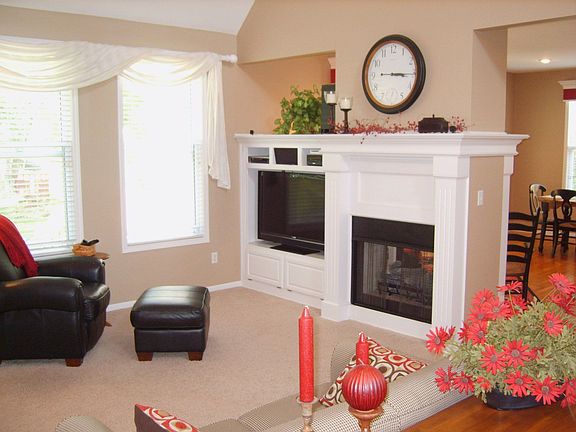 5th image of 512 NE Garnet Ln