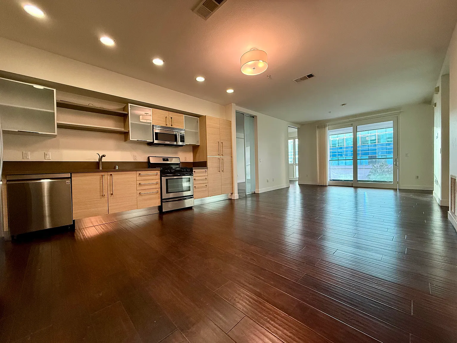 2 bed, 1140 sqft, $3,000 — Photo 2