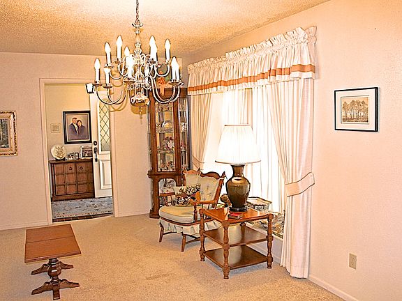 4th image of 304 Hillview Dr