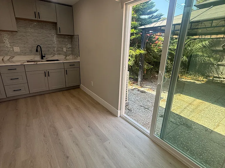 943 N Roosevelt Ave — Photo 14