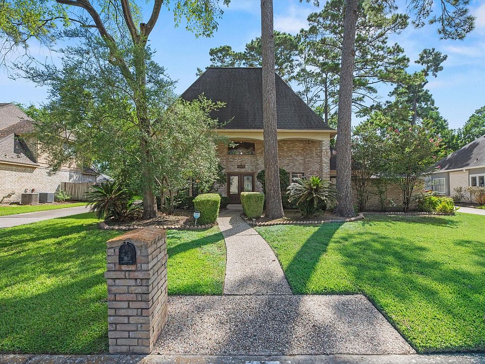 1st image of 18310 Lake Oaks Dr