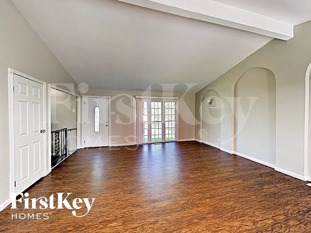 3 bed, 2.0 bath, 960 sqft, $2,110 — Photo 2