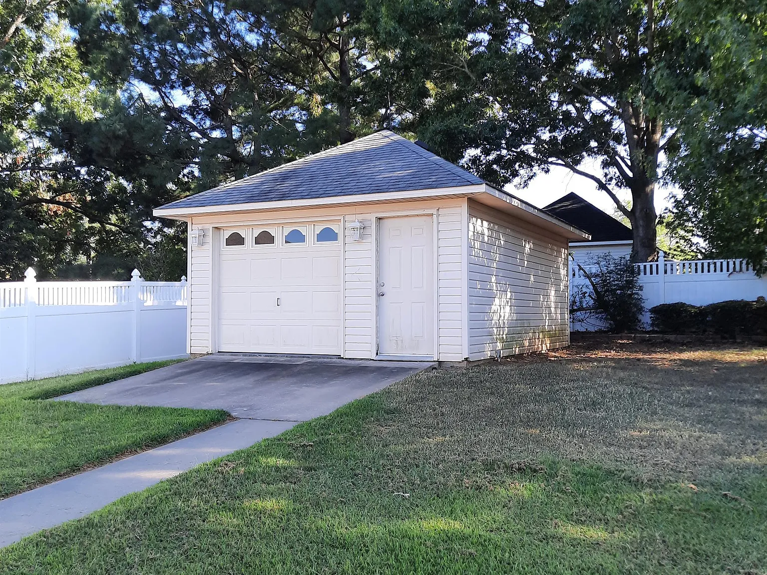 2109 Barrington Drive - 1 — Photo 3
